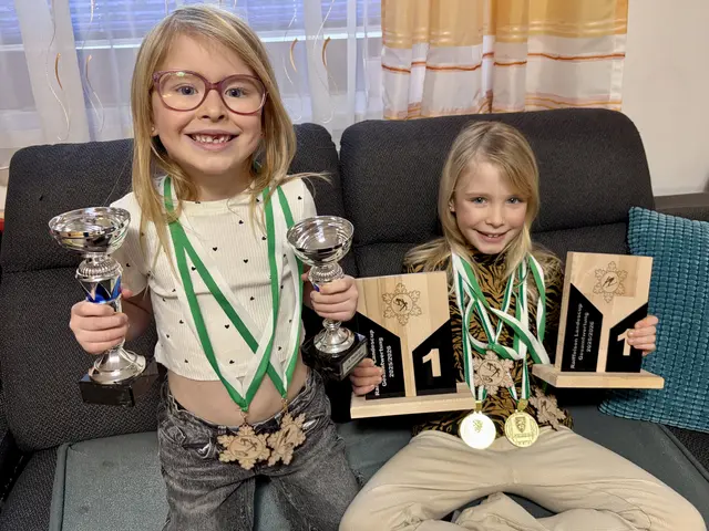 MeinBezirk besuchte die beiden Schwestern zu Hause: Martina und Patricia mit ihren Preisen vom letzten Bewerb – dem Landescup Sprunglauf und Nordische Kombination in Eisenerz. | Foto: MeinBezirk/Angelina Koidl