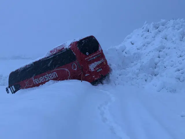 Neben dem Bus türmen sich die Schneemassen meterhoch auf. | Foto: Walter Feuerstein