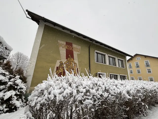 Das alte Schulgebäude wird abgerissen. | Foto: Ebner