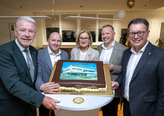 Beim Jubiläum „25 Jahre Reiterer GmbH“ (v.l.n.r.): Klaus Schneeberger (Bürgermeister Wr. Neustadt), Christian Reiterer, Landeshauptfrau Johanna Mikl-Leitner, Bernd Reiterer und Landtagsabgeordneter Matthias Zauner. | Foto: NLK Pfeffer