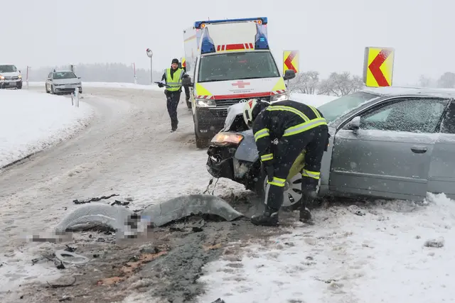 Auf der verschneiten Fahrbahn in Sipbachzell kam es zu einem Frontalcrash zweier Pkw. | Foto: laumat.at