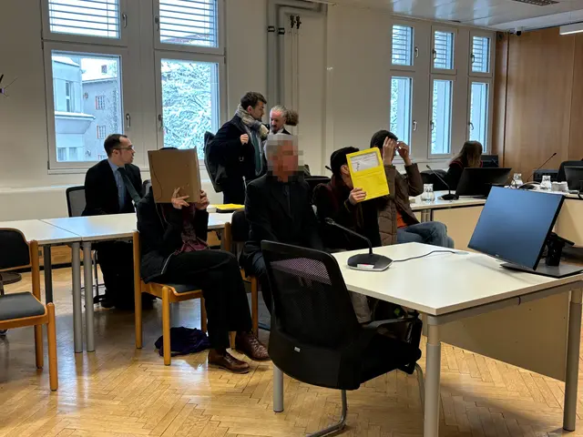 Im Gerichtssaal bekannten sich mehrere Angeklagte schuldig – zumindest juristisch: "Ich bestreite die Vorwürfe nicht, aber ich bin unschuldig von meinem Gewissen", meinte etwa die Erstangeklagte.  | Foto: Ronja Reidinger/MeinBezirk