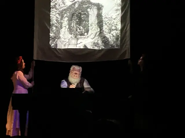 Im Rahmen der Performance wurden auch historische Aufnahmen, vor allem von Wien, gezeigt. Der Vater von Shlomo Carlebach war Oberrabbiner in Baden, weshalb Shlomo in Baden aufwuchs und von hier samt Familie 1938 flüchten musste.  | Foto: Stockmann