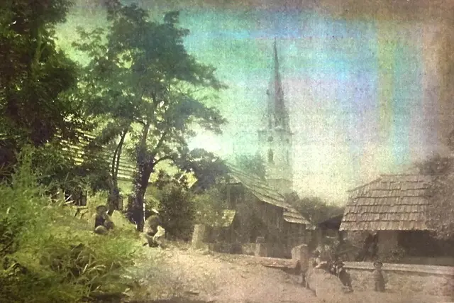 Auf dieser kolorierten Aufnahme ist links das Pfarrhaus mit Pfarrstadl erkennbar, rechts die Hopfgartnerliegenschaft.  | Foto: Verein “Helfer der Ortenburg”
