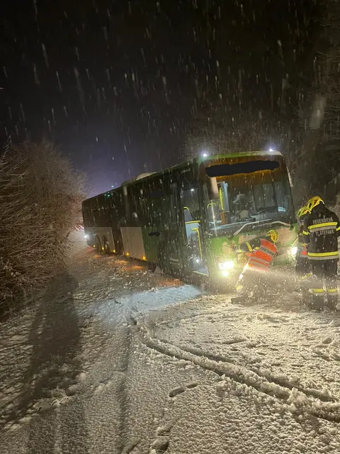 Nach Mitternacht um 00.21 Uhr wurde die FF St. Stefan im Rosental zu einem Busunfall am Sonnenberg alarmiert. Gemeinsam mit der FF Ziprein wurde das Fahrzeug mit zwei Seilwinden gesichert und anschließend kontrolliert geborgen.  | Foto: FF St. Stefan/R.
