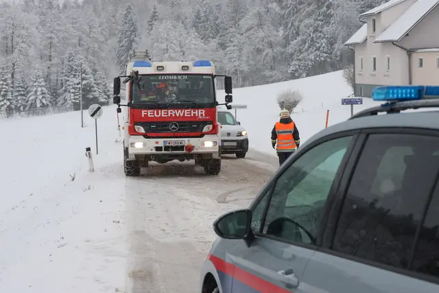 Auf der verschneiten Fahrbahn in Sipbachzell kam es zu einem Frontalcrash zweier Pkw. | Foto: laumat.at