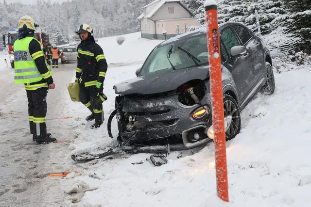 Auf der verschneiten Fahrbahn in Sipbachzell kam es zu einem Frontalcrash zweier Pkw. | Foto: laumat.at