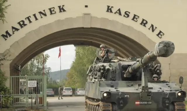 Der letzte Panzer verließ im Rahmen einer Abschiedsveranstaltung des Bundesheeres 2013 das Kasernenareal. Seither ist das Areal verwaist und Gegenstand von vielen Spekulationen, Wunschträumen und politischen Diskussionen. | Foto: Erich Strobl