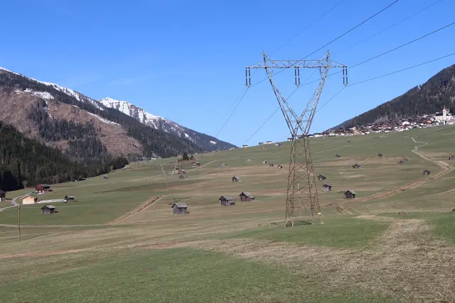 Die Masten der neuen Leitung werden höher. Gleichzeitung könnte man Trassenverläufe, wie hier in Obertilliach, leicht verändern. | Foto: Hans Ebner