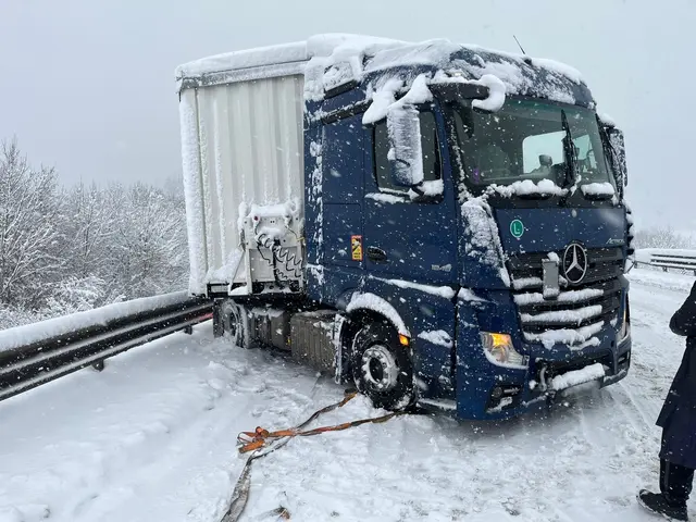 Zahlreiche LKWs waren im Schneetreiben hängengeblieben uns mussten abgeschleppt werden. | Foto: FF St. Marein im Mürztal