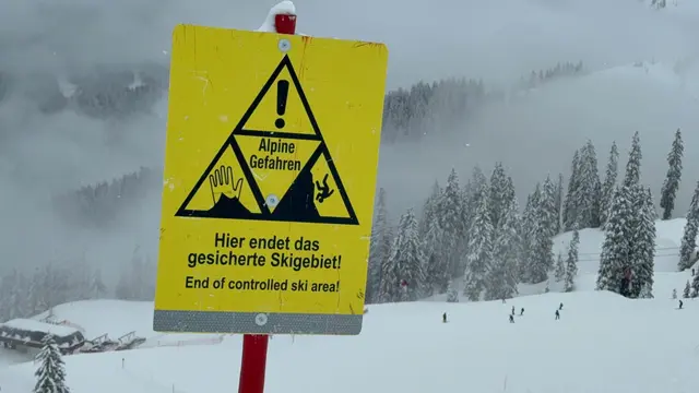 Ein Vater und sein 16-jähriger Sohn wurden im Schigebiet Nauders-Bergkastel von einer Lawine erfasst. Der Vater kam dabei ums Leben, der Sohn wurde schwer verletzt ins Krankenhaus geflogen. | Foto: zoom.tirol/Symbolfoto