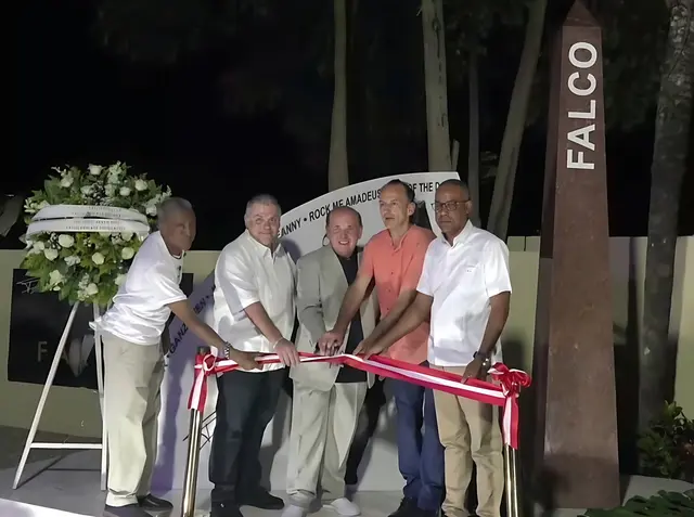 v. l.: Der Bürgermeister von Puerto Plata, Héctor Almonte, der österreichische Konsul in der Dominikanischen Republik, Ewald Engert, der Organisator der Gedenkstätte, Thomas Ruf und Stiftungsmanager Wolfgang Kosmata durchschneiden das Eröffnungsband. | Foto: Falco Privatstiftung