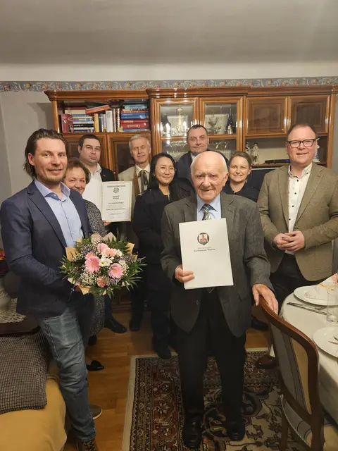 95er Wohak Herbert:
Hinten: Payer Markus (Bauernbund), Waltner Karl (Bauernbund), Nendwich Leopold (Kommandant FF Altenwörth-Gigging)
Mitte: Eder Maria (Tochter), Na Chan Mi (FF), Gehring Gertrude (Kommandant Stv. FF Altenwörth-Gigging) Bürgermeister Aigner Franz
Vorne: OV GGR Brunner Werner, Jubilar Wohak Herbert | Foto:  Marktgemeinde Kirchberg am Wagram