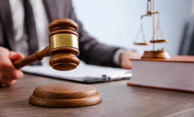 Schuldig des Vergehens der grob fahrlässigen Tötung gemäß § 81 Abs 1 StGB. Das Urteil ist nicht rechtskräftig. (Symbolfoto). | Foto: stock.adobe.com/at/Daniel
