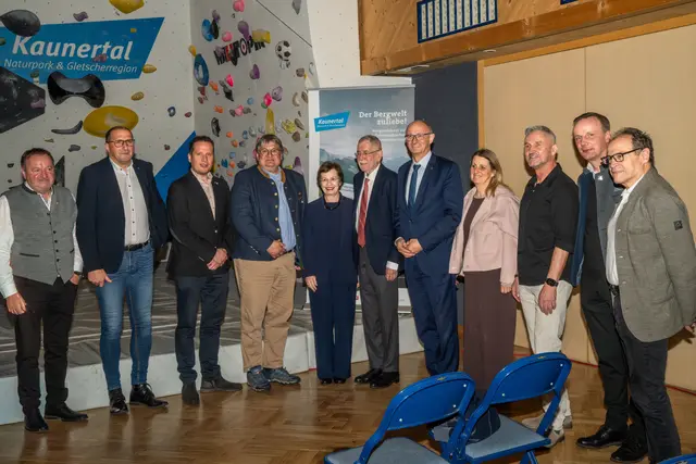 Prominente Gäste bei der Premiere des Kaunertaler Geschichtsdokuments. | Foto: Thomas Junkercompressed