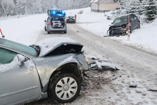 Auf der verschneiten Fahrbahn in Sipbachzell kam es zu einem Frontalcrash zweier Pkw. | Foto: laumat.at
