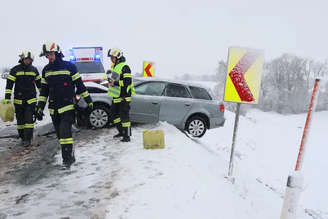 Auf der verschneiten Fahrbahn in Sipbachzell kam es zu einem Frontalcrash zweier Pkw. | Foto: laumat.at