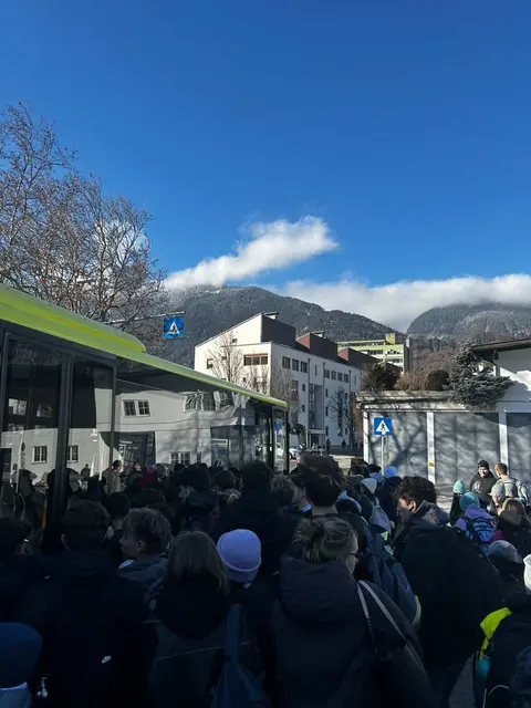 Speziell die Schulbusse ins Zillertal sind meist heillos überfüllt.  | Foto: privat
