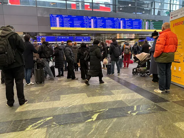 Fragende Blicke treffen auf die Anzeige beim Wiener Hauptbahnhof. | Foto: z.V.g.
