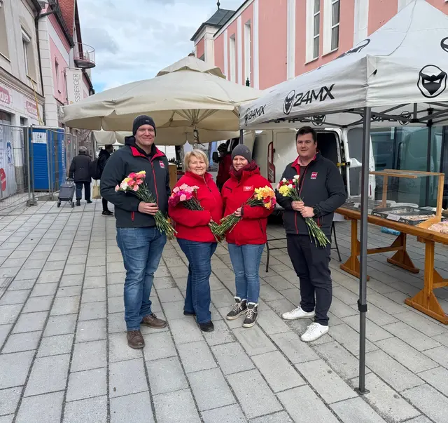 In Horn verteilten die SPÖ-Funktionäre Marco Stepan, Martin Pichlmayer, Johanna Leithner und Manuela Freitag Nelken an Passanten weitergaben. | Foto: SPÖ Horn
