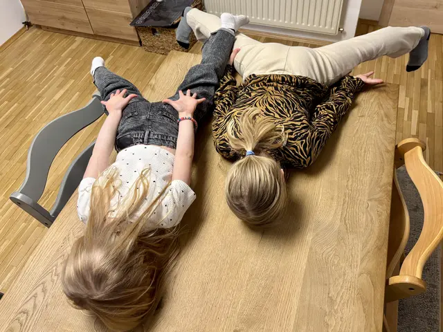 Auch am Küchentisch wird hin und wieder der perfekte Absprung geübt.  | Foto: MeinBezirk/Angelina Koidl