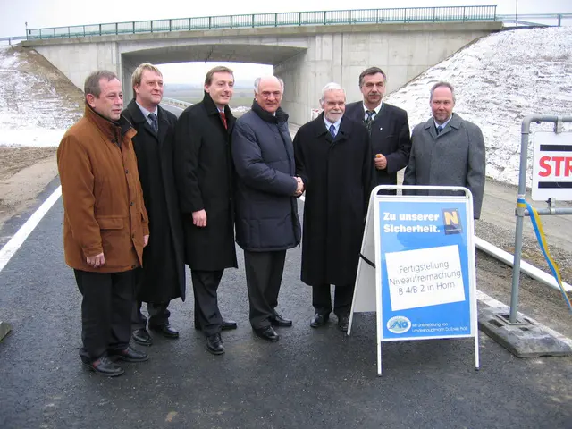 Ein "Meilenstein" für den Bezirk Horn - B4 Mold-Horn im Jahr 2007 bei der Eröffnungsfeier mit den damaligen Polit-Größen. | Foto: Straßenmeisterei Horn