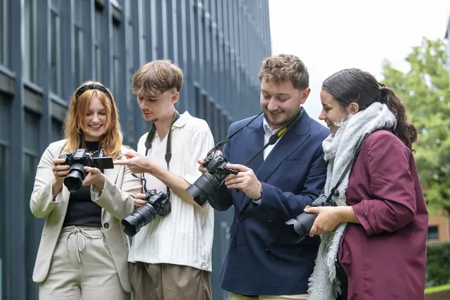 Ab sofort können sich junge Journalistinnen und Journalisten für den Lehrgang 2026 der Tiroler Journalismusakademie bewerben. Zwölf Plätze bieten praxisnahe Einblicke in Tirols Medienlandschaft. | Foto: Rita Falk