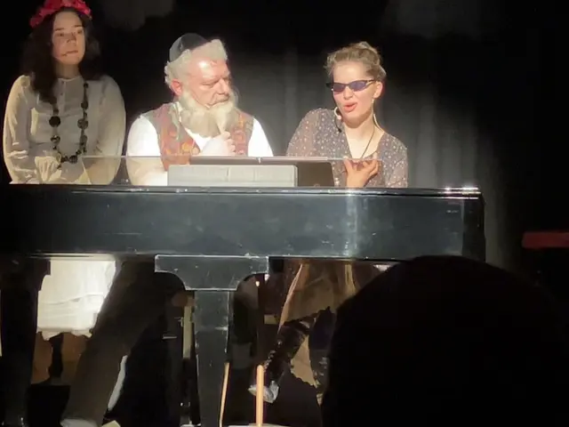 In dieser Szene wird Shlomo Carlebachs Begegnung mit Nina Simone dargestellt. | Foto: Stockmann