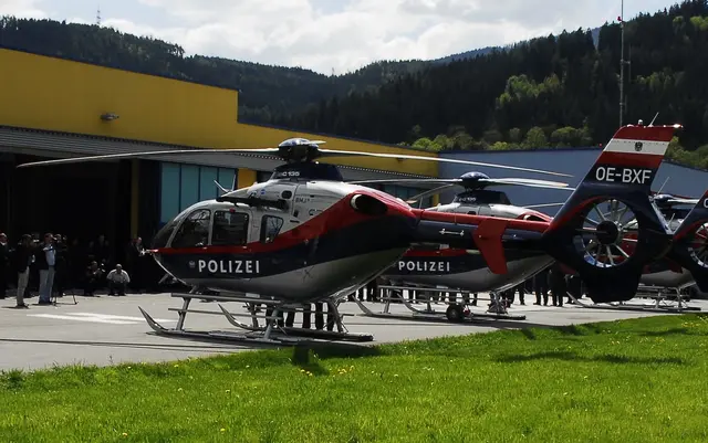 Der Polizeihubschrauber OE-BXF, hier bei der Indienststellung 2008, kam drei Jahre später beim Unglück am Achensee zum Einsatz. | Foto: https://www.der-rasende-reporter.info/
