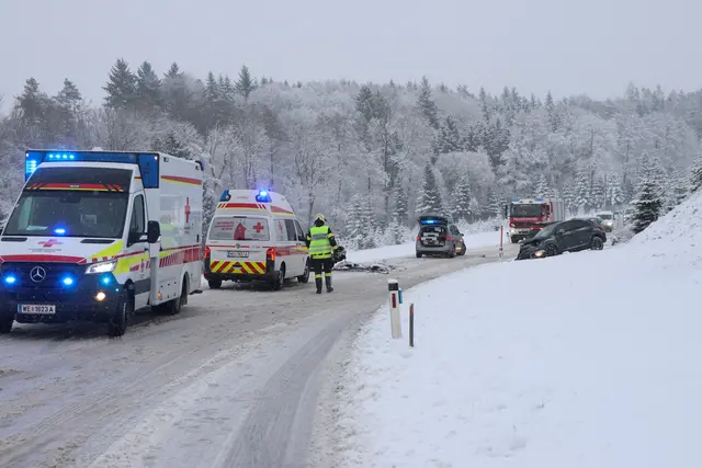 Auf der verschneiten Fahrbahn in Sipbachzell kam es zu einem Frontalcrash zweier Pkw. | Foto: laumat.at