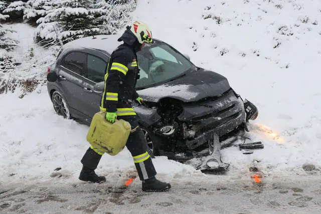 Auf der verschneiten Fahrbahn in Sipbachzell kam es zu einem Frontalcrash zweier Pkw. | Foto: laumat.at