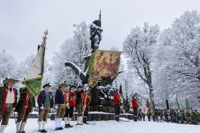 Würdiger Rahmen: Nach der Kranzniederlegung am Bergisel anlässlich der Gedenkfeierlichkeiten zum 216. Todestag von Andreas Hofer am Bergisel wurden in der Hofburg die Ehrenzeichen des Landes Tirol an verdiente Persönlichkeiten übergeben. | Foto: Land Tirol/Sedlak