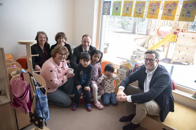 Nahmen in der "Mäuse-Ecke" Platz: v.l.: hinten: Abteilungsvorständin der MA 2 Kultur, Bildung &amp; Wissen Dagmar Aigner, Jutta Kodat (Amtsleiterin Schulen &amp; Kinderbetreuungseinrichtungen), Bürgermeister Bernhard Auinger; vorne: Claudia Kleinbauer (Leiterin der neuen KBBE Lehen), Kids aus der Mäusegruppe und Lukas Winner (Amtsleiter Hochbau &amp; GF-SIG) | Foto: Stadt Salzburg/Rocio Escabosa