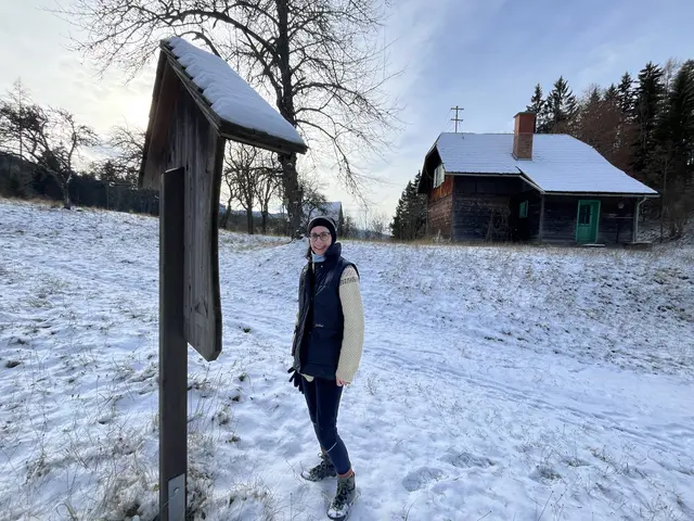 Barbara Lebitsch bei einer kleinen Wanderung rund um die Burgruine Hohenwang in Langenwang.  | Foto: Lebitsch