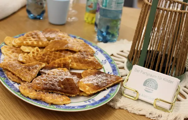 Neben Würstel und Kuchen gab es auch Herzwaffeln | Foto: Rebekka Sadiki-Peckary