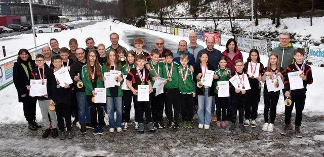 Luftgewehr Bezirksmeisterschaften 2026  in Pabneukirchen. Medaillengewinner in den Nachwuchsbewerben Mini, Jugend 1, Jugend 2 und Jugend 1 aufgelegt mit Betreuern, Veranstalter und Bürgermeisterin Barbara Payreder, links.  | Foto: Robert Zinterhof
