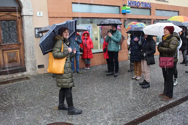 Katharina Nagy leitete die Themenstadtführung "Prost und Mahlzeit – Wirtshausgeschichte Hall".