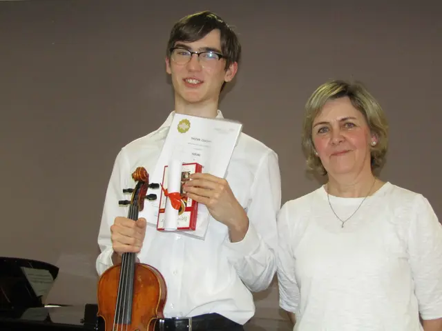 Tristan Csaszar und seine Geigenlehrerin Krizstina Bene.