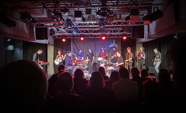 Das Sam Siefert Ensemble Project begeisterte in der Stadtbühne Imst: Sam Siefert und Max Schrott an den Schlagzeugen, Mimi Schmid (Gesang &amp; Bass), Christian Larese (Keyboards), Christian Hauser und Christoph Kuntner (Gitarren), Xaver Schutti (Trompete), Benni Buchberger (Posaune), Maria Pixner (Altsaxophon), Thomas Greiderer (Tenorsaxophon) und Simon Strobl (Baritonsaxophon).