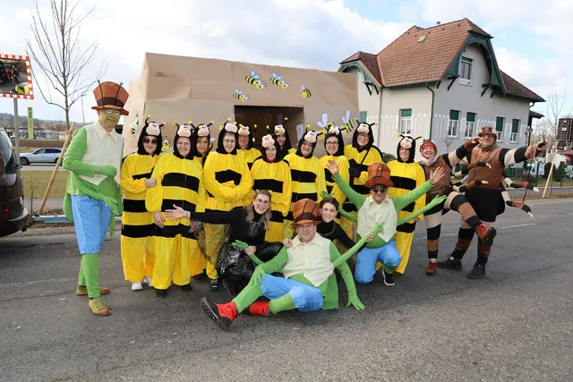 Umzug in Fehring: Bürgermeister und Stadtapotheker Johann Winkelmaier (l.) und sein "Biene Maja"-Team | Foto: Johann Schleich