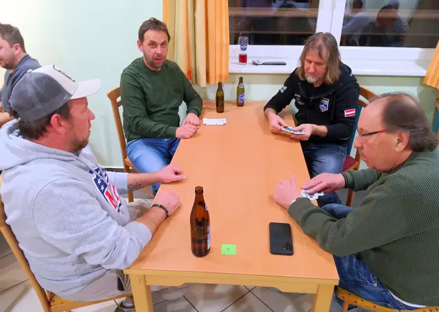 Die Sieger Andreas (2.v.l.) und Franz Konrad (4.v.l.) bei einem Vorrundenspiel gegen Manuel Konrad und Eduard Kulovits.