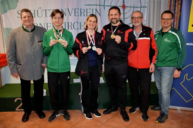 Oberschützenmeister und Veranstalter Karl Tremetsberger, Pabneukirchen,  Bezirksmeister Julian Mayrhofer, Pabneukirchen, mit der höchsten Ringzahl, die besten Luftgewehr-Schützen mit "Auflage" Michaela und Markus Egelseer, Perg, Bezirksschützenmeister Friedrich Froschauer, Roland Raab, verantwortlich für die Auswertung. | Foto: Zinterhof