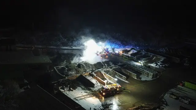 Einsatzkräfte von vier Feuerwehren standen bei einem Brand im Außenbereich eines Entsorgungsunternehmens in Attnang-Puchheim im Einsatz. | Foto: laumat.at/Matthias Lauber