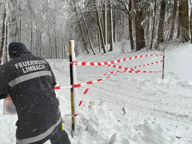 Zahlreiche Gemeindestraßen wie hier in Limbach urden aus Sicherheitsgründen gesperrt. | Foto: Feuerwehr Limbach