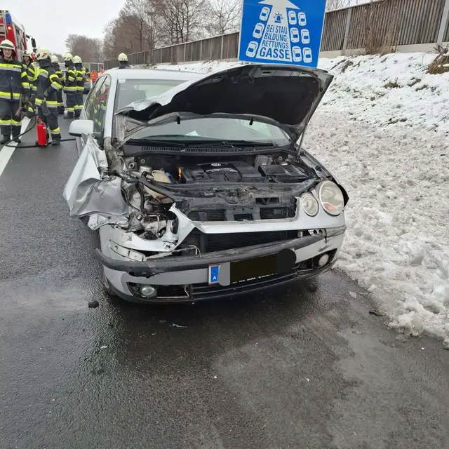 Der Pkw wurde beim Aufprall mit der Leitschiene schwer beschädigt. | Foto: FF Mooskirchen