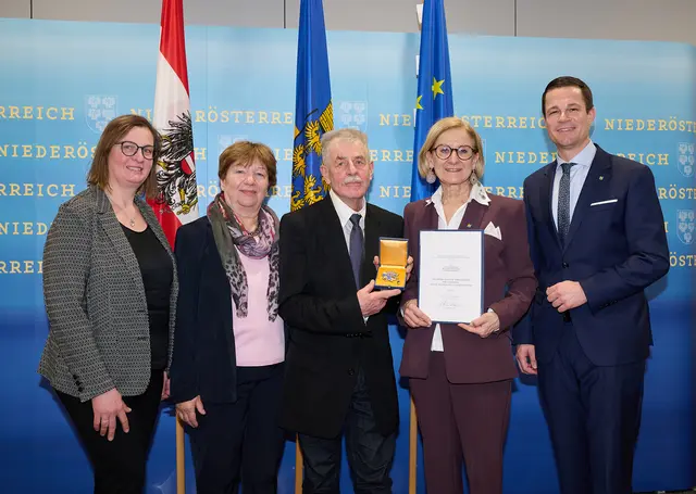 StR Genoveva Scheibenreiter, StR Anita Zehetmayer, em. Univ.-Prof. Mag. Gottfried Höllwarth, Landeshauptfrau Johanna Mikl-Leitner und Bildungsdirektor Karl Fritthum bei der feierlichen Verleihung im Landhaus in St. Pölten. | Foto: NLK Pfeiffer