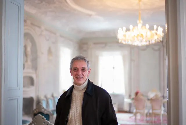 Günter Brentrup – hier vor dem Standesamtsaal im Schloss – organisierte die "Hochzeitsideen &amp; Feste feiern". | Foto: Santrucek