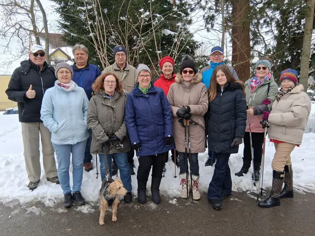 Die "winterfesten Happy Walkers":  Werner Schöll, Alexandra Degendorfer, Erwin Grössing, Rita Schwarz, Erich Schock, Ursula Wildzeiss, Maria Schock, Christine Scharka, Gerhard Wildzeiss, Isabella Scharka, Eveline Mittermann und Renate Schubert. | Foto: Werner Schöll