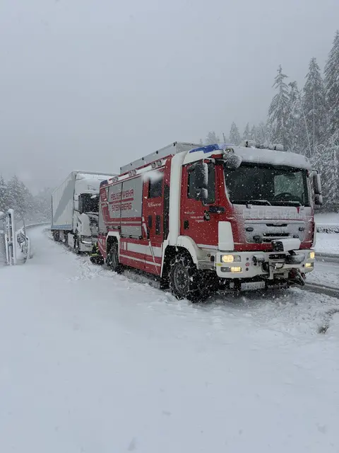 Zum Teil mussten die Feuerwehrautos die hängengebliebenen Lkw abschleppen. | Foto: FF Steinberg