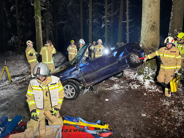 Der PKW überschlug sich, die Feuerwehren hatten alle Hände voll zu tun. | Foto: Zoom.tirol
